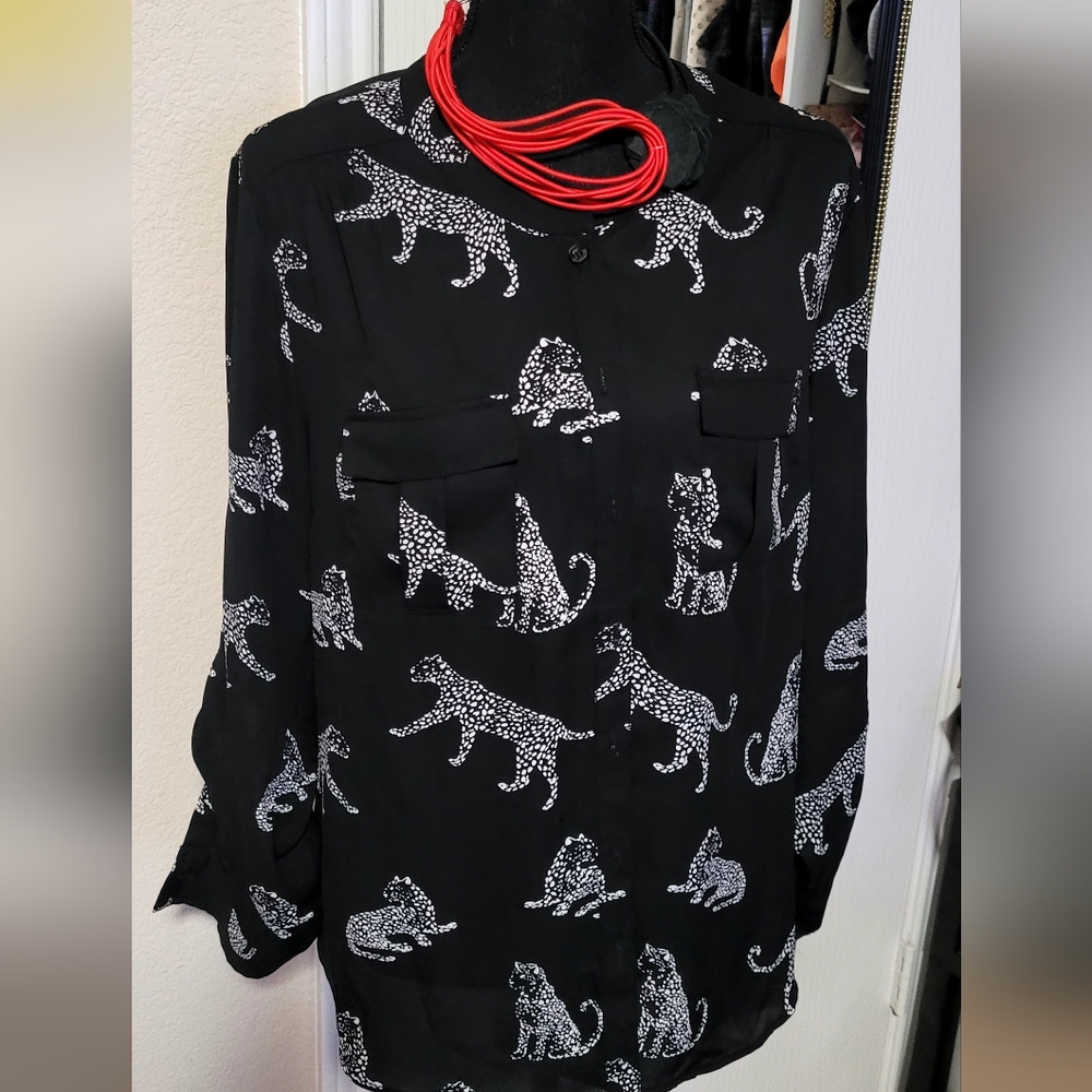 New Soho Jean's " New York & Co." Lightweight animal print blouse